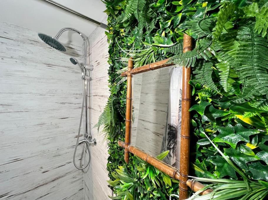 Nuit Dans La Jungle - Love Room Souppes-sur-Loing Luaran gambar