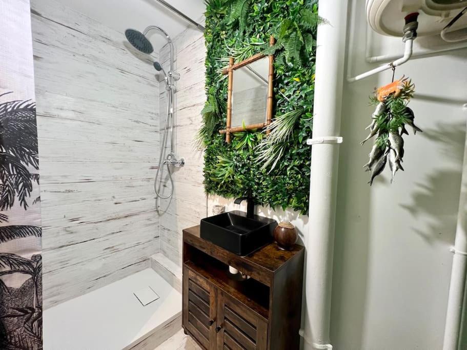 Nuit Dans La Jungle - Love Room Souppes-sur-Loing Luaran gambar